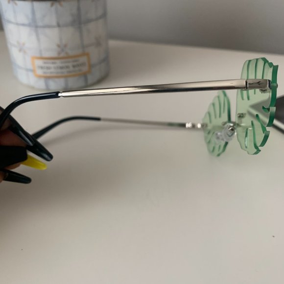 Leave Shape Sunglasses with Sunglass Case. - Picture 2 of 2